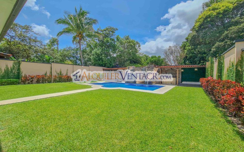 Casa de 630 m2 con piscina propia y con 950 m2 lote en Ciudad Colón