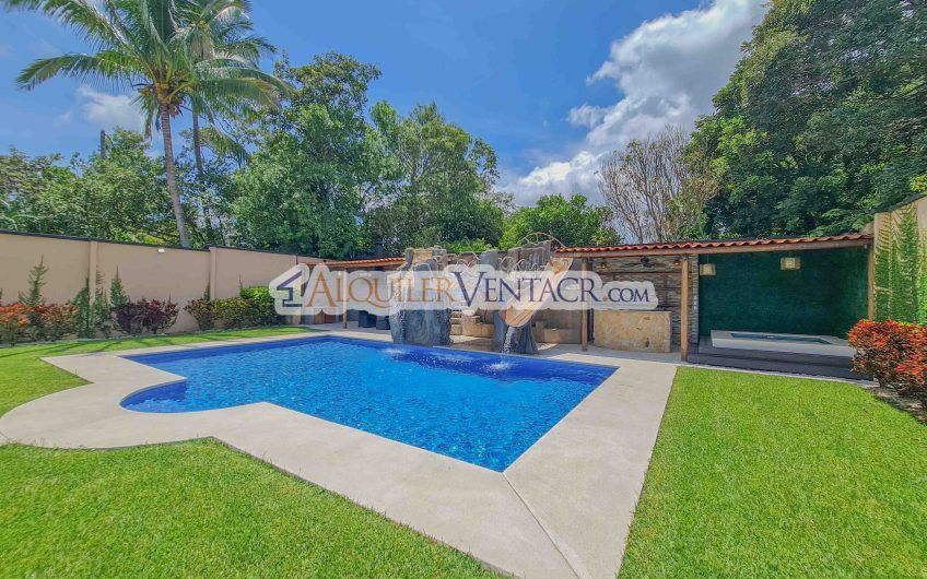 Casa de 630 m2 con piscina propia y con 950 m2 lote en Ciudad Colón