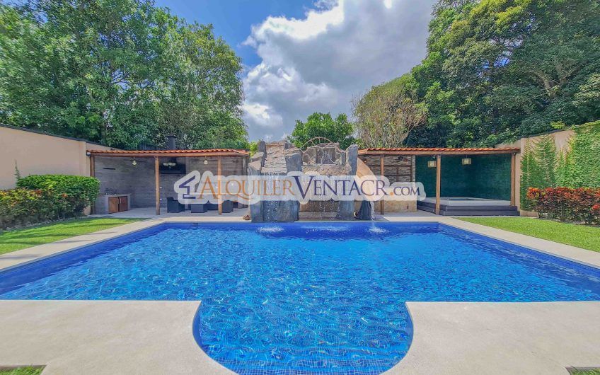 Casa de 630 m2 con piscina propia y con 950 m2 lote en Ciudad Colón