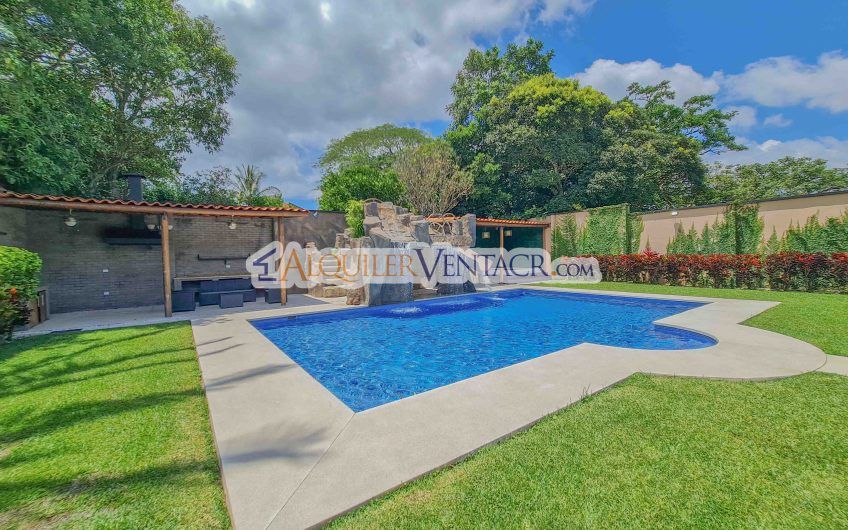 Casa de 630 m2 con piscina propia y con 950 m2 lote en Ciudad Colón