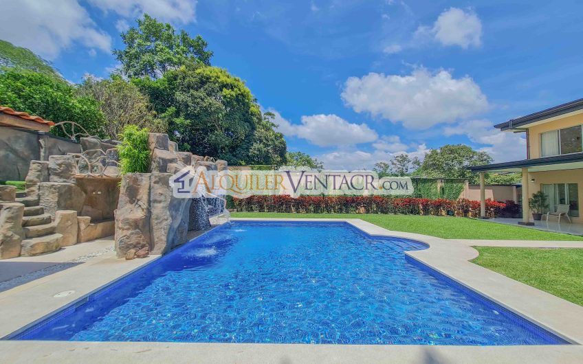 Casa de 630 m2 con piscina propia y con 950 m2 lote en Ciudad Colón