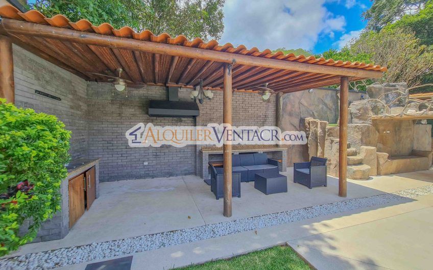 Casa de 630 m2 con piscina propia y con 950 m2 lote en Ciudad Colón