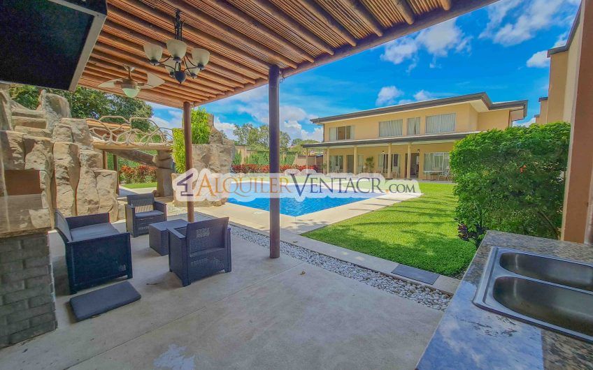 Casa de 630 m2 con piscina propia y con 950 m2 lote en Ciudad Colón