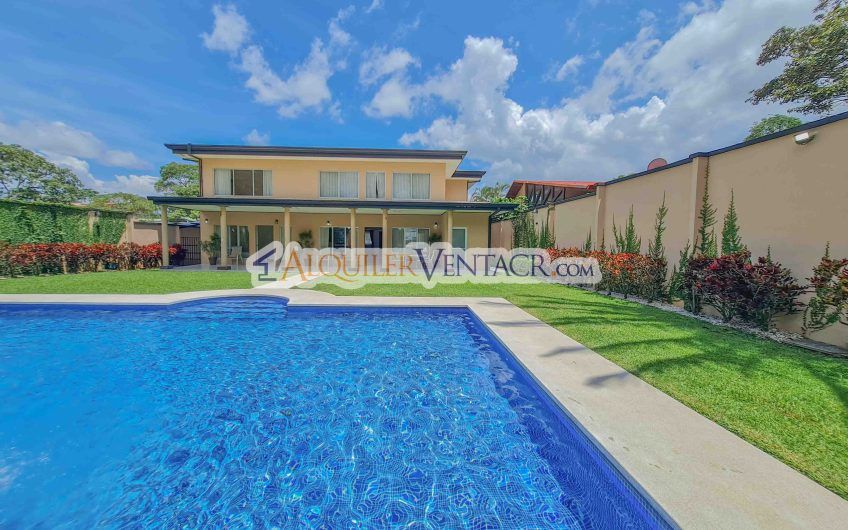 Casa de 630 m2 con piscina propia y con 950 m2 lote en Ciudad Colón