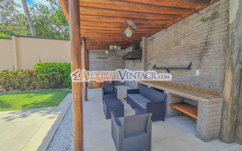 Casa de 630 m2 con piscina propia y con 950 m2 lote en Ciudad Colón