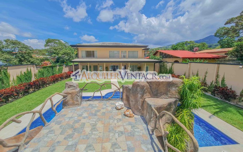 Casa de 630 m2 con piscina propia y con 950 m2 lote en Ciudad Colón