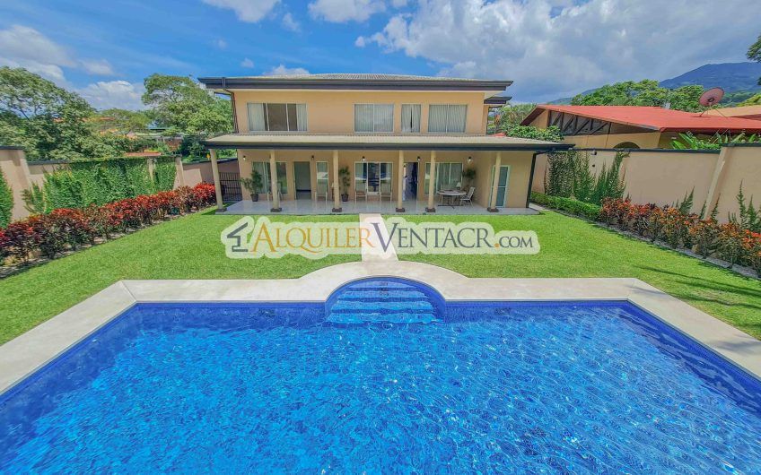 Casa de 630 m2 con piscina propia y con 950 m2 lote en Ciudad Colón