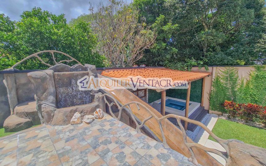 Casa de 630 m2 con piscina propia y con 950 m2 lote en Ciudad Colón