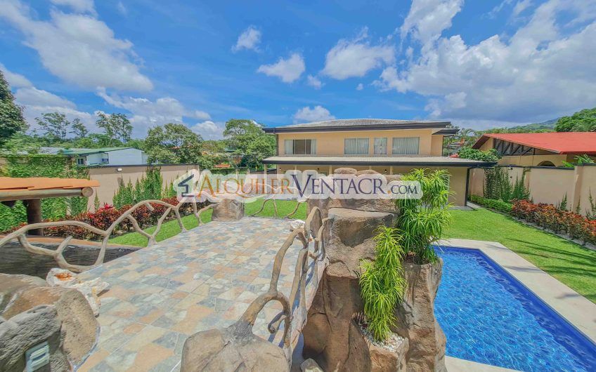 Casa de 630 m2 con piscina propia y con 950 m2 lote en Ciudad Colón