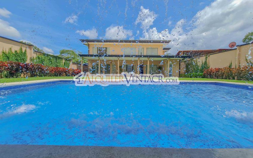 Casa de 630 m2 con piscina propia y con 950 m2 lote en Ciudad Colón