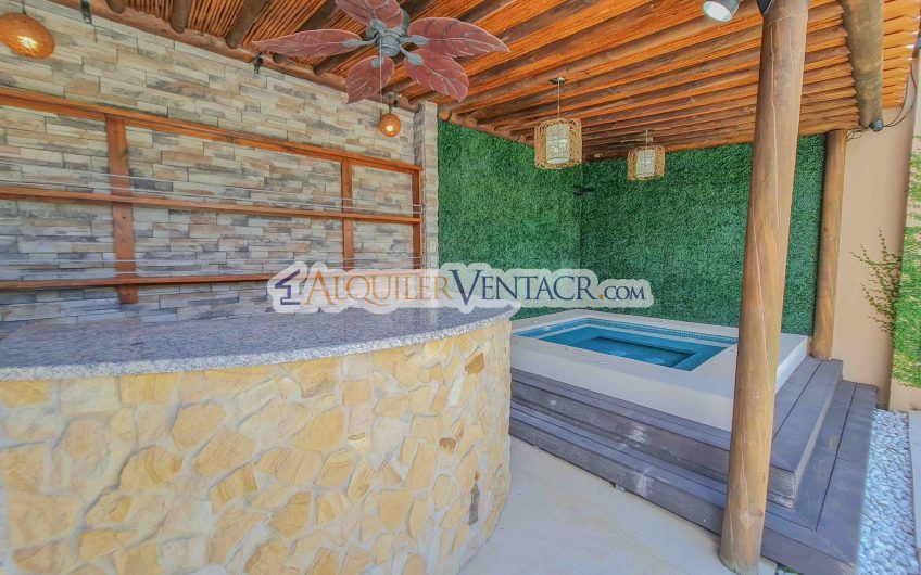 Casa de 630 m2 con piscina propia y con 950 m2 lote en Ciudad Colón