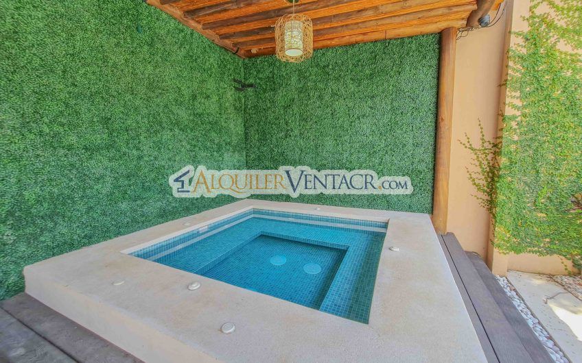 Casa de 630 m2 con piscina propia y con 950 m2 lote en Ciudad Colón