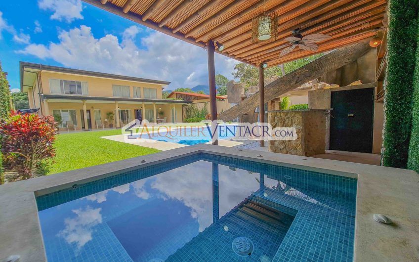 Casa de 630 m2 con piscina propia y con 950 m2 lote en Ciudad Colón