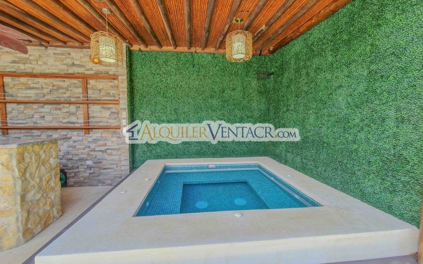 Casa de 630 m2 con piscina propia y con 950 m2 lote en Ciudad Colón