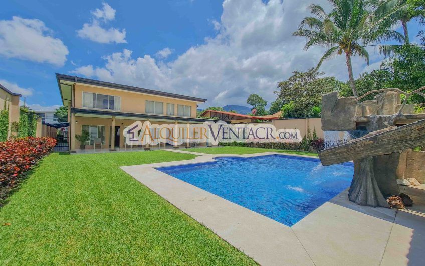 Casa de 630 m2 con piscina propia y con 950 m2 lote en Ciudad Colón