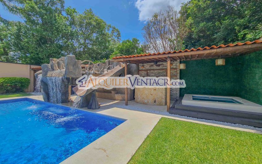 Casa de 630 m2 con piscina propia y con 950 m2 lote en Ciudad Colón