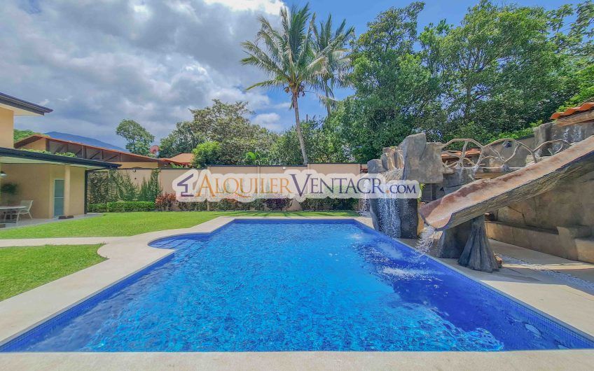 Casa de 630 m2 con piscina propia y con 950 m2 lote en Ciudad Colón