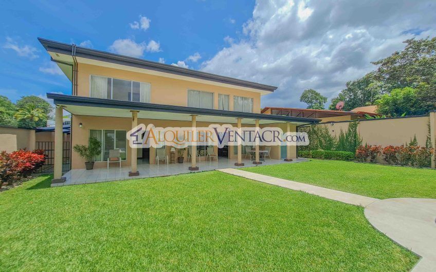 Casa de 630 m2 con piscina propia y con 950 m2 lote en Ciudad Colón