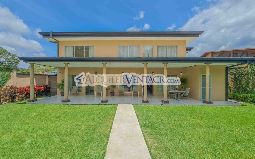 Casa de 630 m2 con piscina propia y con 950 m2 lote en Ciudad Colón