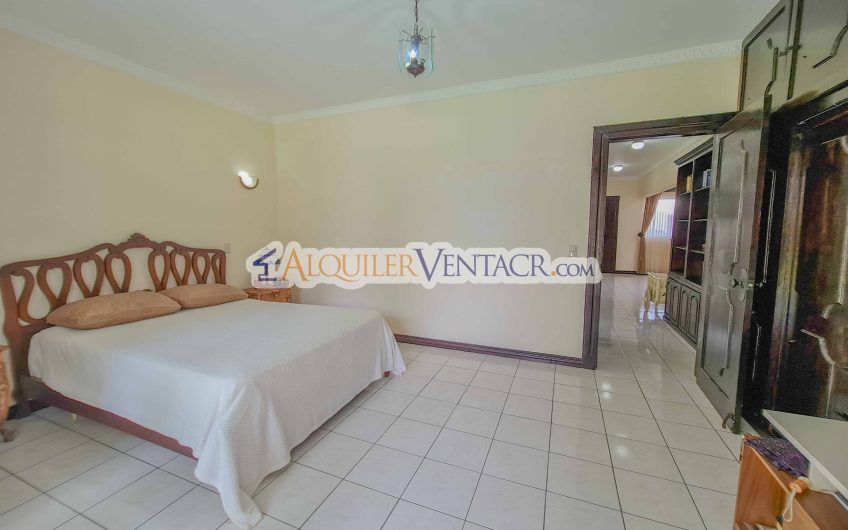 Casa de 630 m2 con piscina propia y con 950 m2 lote en Ciudad Colón