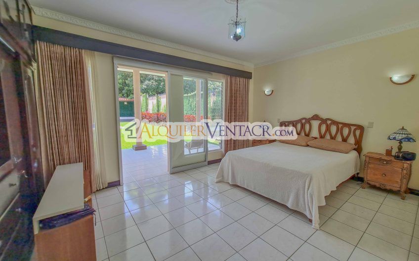 Casa de 630 m2 con piscina propia y con 950 m2 lote en Ciudad Colón