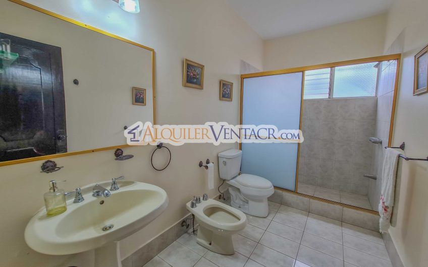 Casa de 630 m2 con piscina propia y con 950 m2 lote en Ciudad Colón