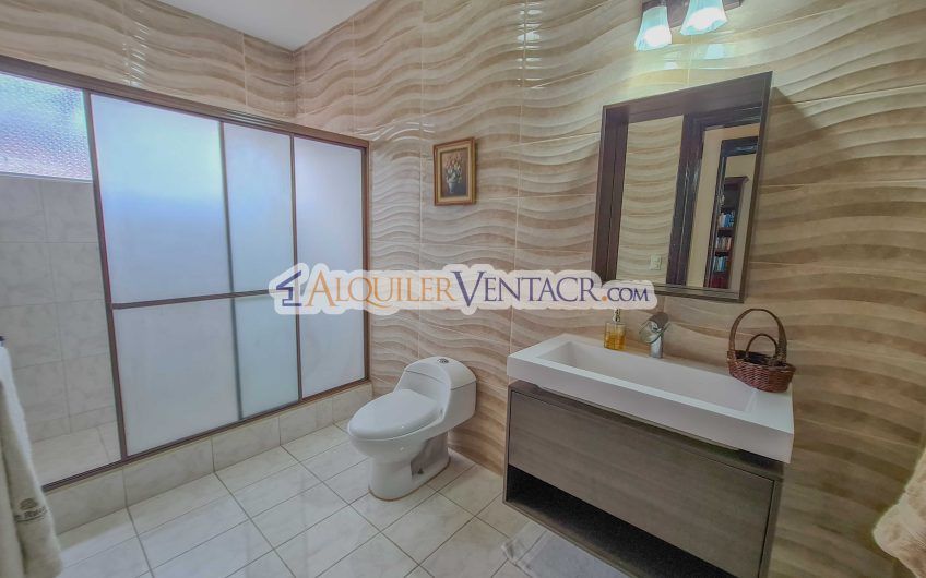 Casa de 630 m2 con piscina propia y con 950 m2 lote en Ciudad Colón