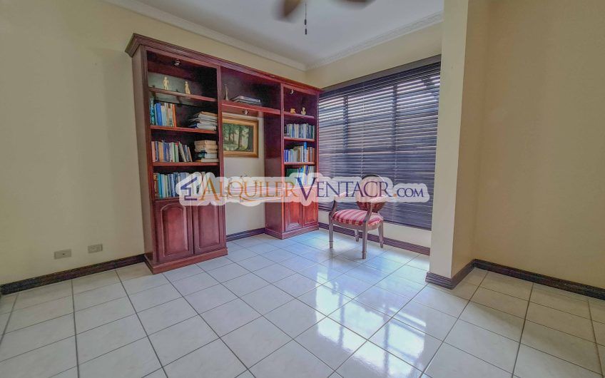 Casa de 630 m2 con piscina propia y con 950 m2 lote en Ciudad Colón