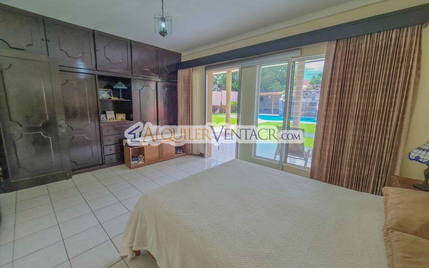 Casa de 630 m2 con piscina propia y con 950 m2 lote en Ciudad Colón