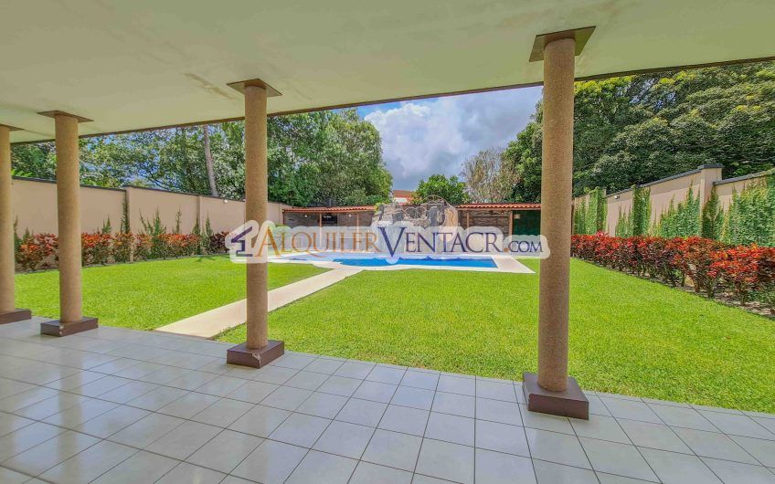 Casa de 630 m2 con piscina propia y con 950 m2 lote en Ciudad Colón