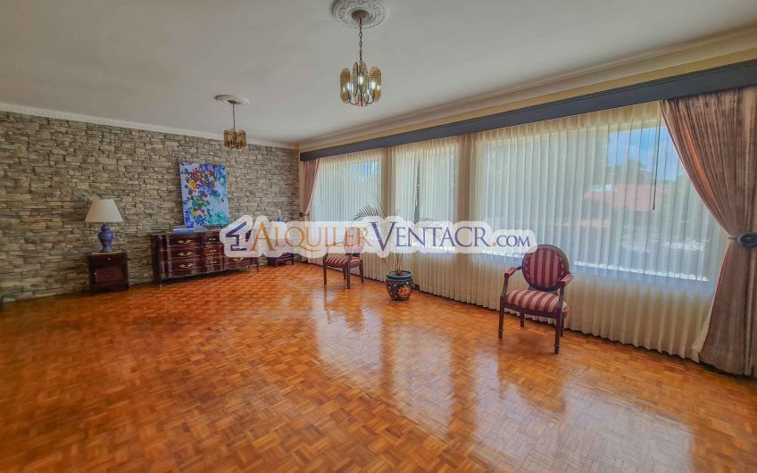 Casa de 630 m2 con piscina propia y con 950 m2 lote en Ciudad Colón