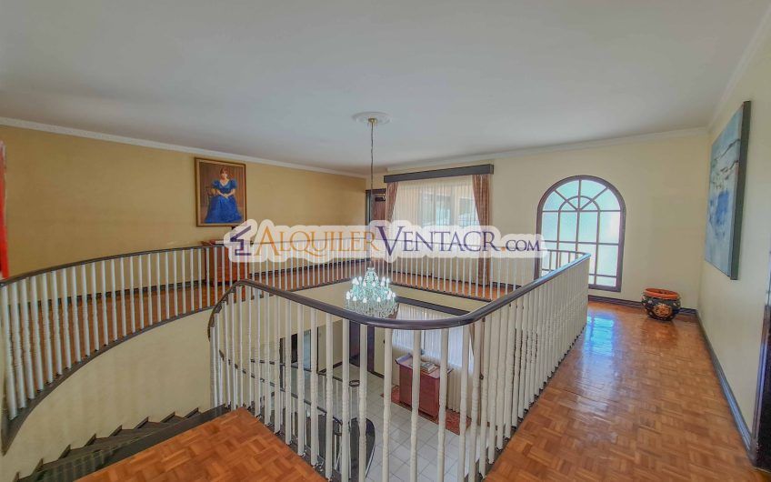 Casa de 630 m2 con piscina propia y con 950 m2 lote en Ciudad Colón