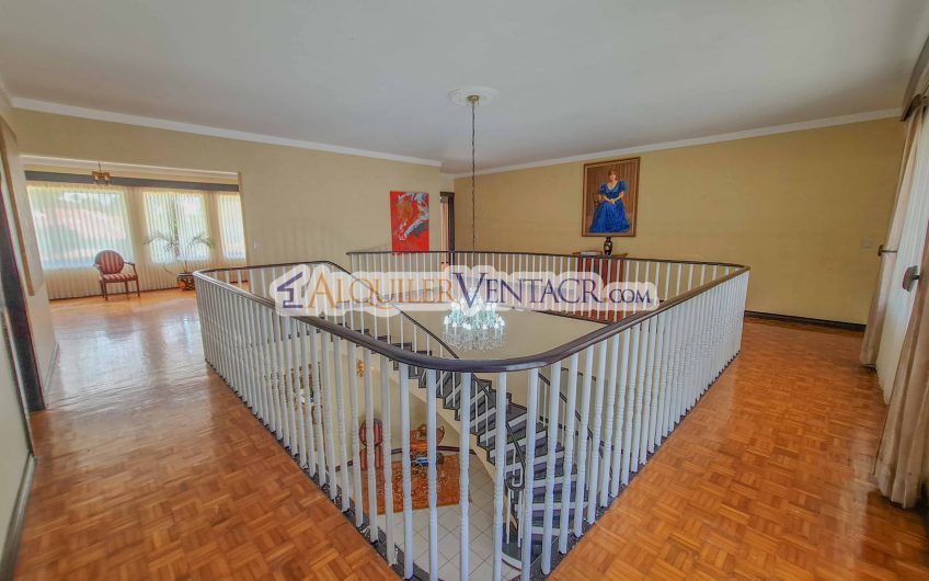 Casa de 630 m2 con piscina propia y con 950 m2 lote en Ciudad Colón