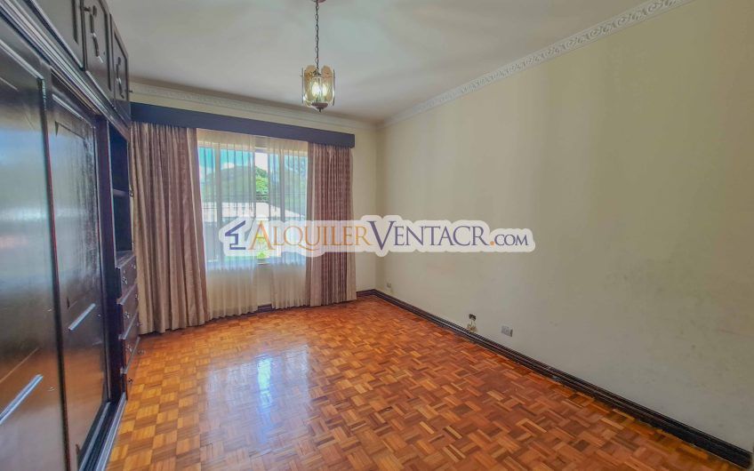 Casa de 630 m2 con piscina propia y con 950 m2 lote en Ciudad Colón