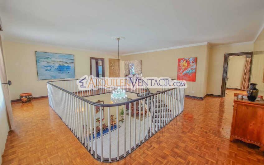 Casa de 630 m2 con piscina propia y con 950 m2 lote en Ciudad Colón