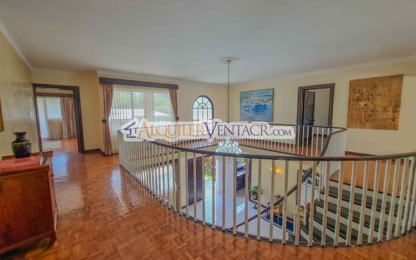 Casa de 630 m2 con piscina propia y con 950 m2 lote en Ciudad Colón