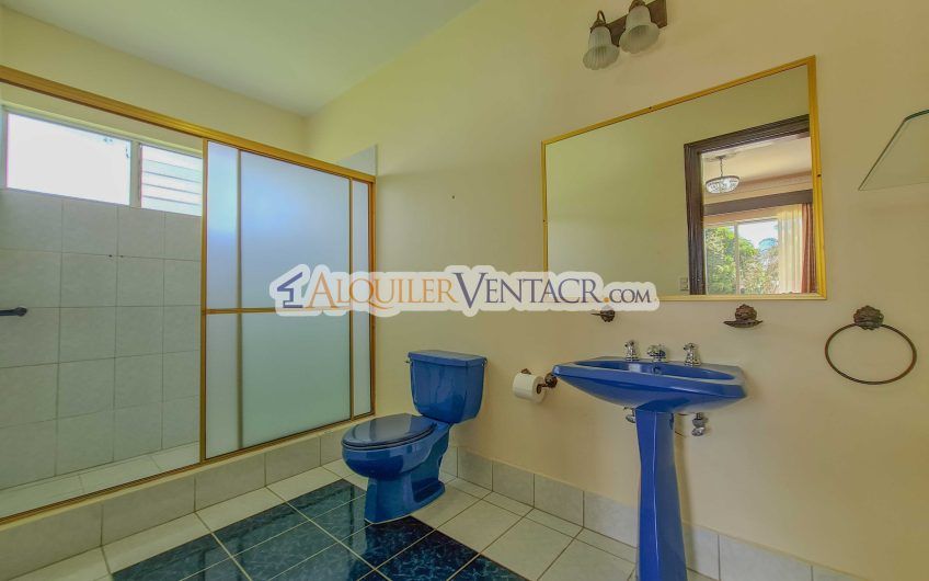 Casa de 630 m2 con piscina propia y con 950 m2 lote en Ciudad Colón