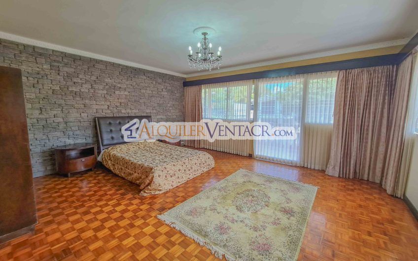 Casa de 630 m2 con piscina propia y con 950 m2 lote en Ciudad Colón