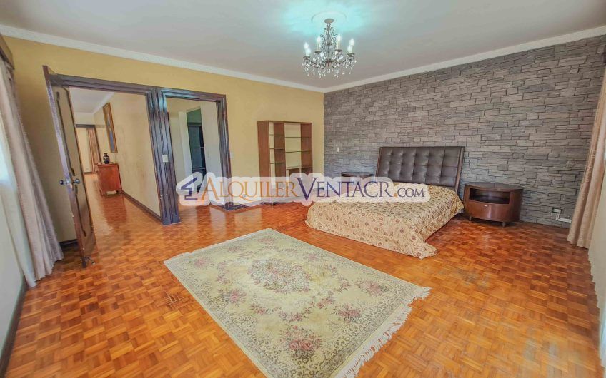 Casa de 630 m2 con piscina propia y con 950 m2 lote en Ciudad Colón