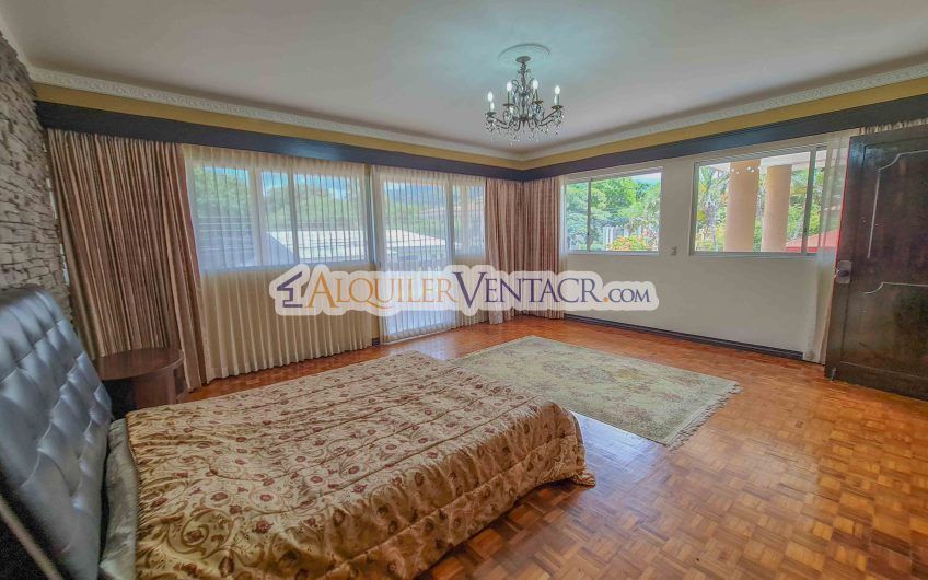 Casa de 630 m2 con piscina propia y con 950 m2 lote en Ciudad Colón