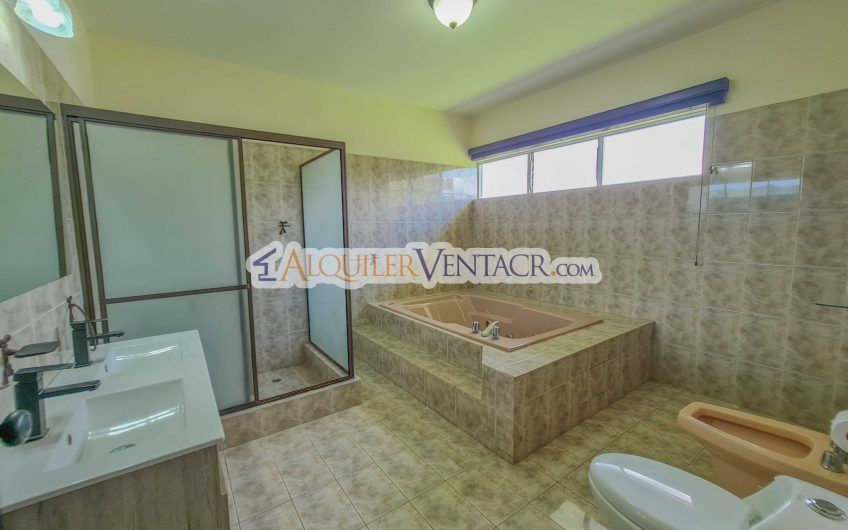 Casa de 630 m2 con piscina propia y con 950 m2 lote en Ciudad Colón