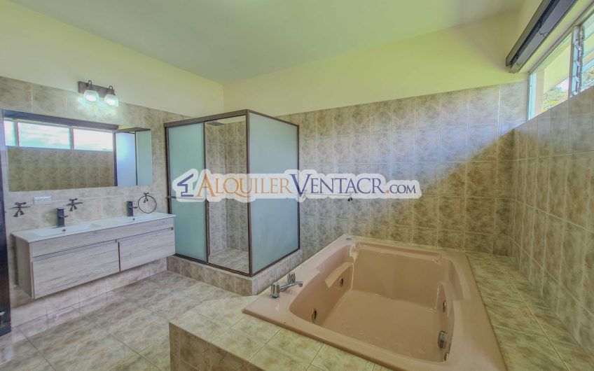 Casa de 630 m2 con piscina propia y con 950 m2 lote en Ciudad Colón