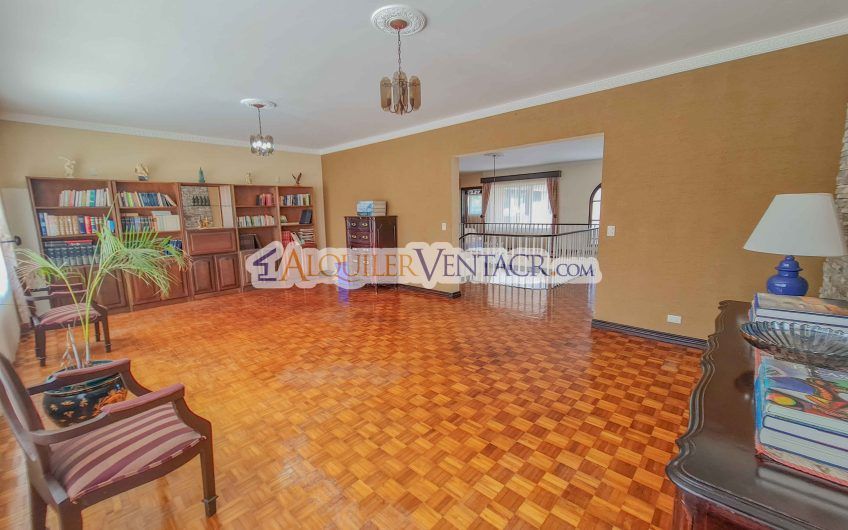 Casa de 630 m2 con piscina propia y con 950 m2 lote en Ciudad Colón