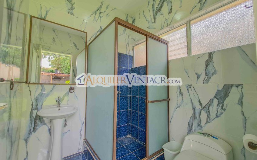 Casa de 630 m2 con piscina propia y con 950 m2 lote en Ciudad Colón