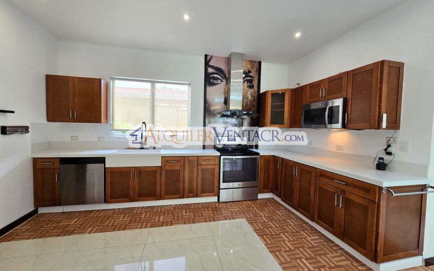 Apartamento en 1er nivel con terraza en San Rafael Escazú x Country Club