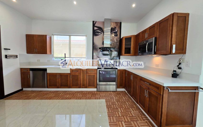 Apartamento en 1er nivel con terraza en San Rafael Escazú x Country Club