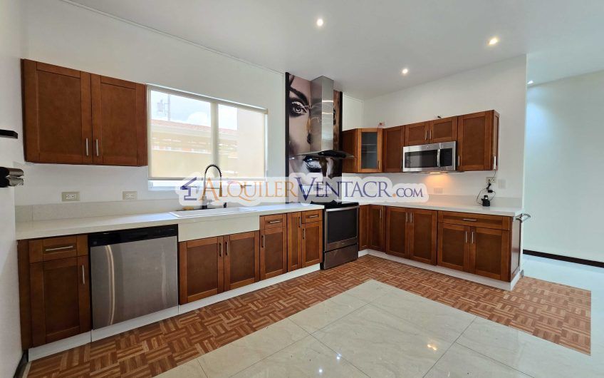 Apartamento en 1er nivel con terraza en San Rafael Escazú x Country Club