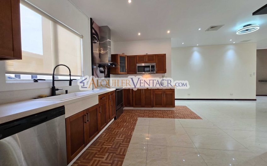 Apartamento en 1er nivel con terraza en San Rafael Escazú x Country Club