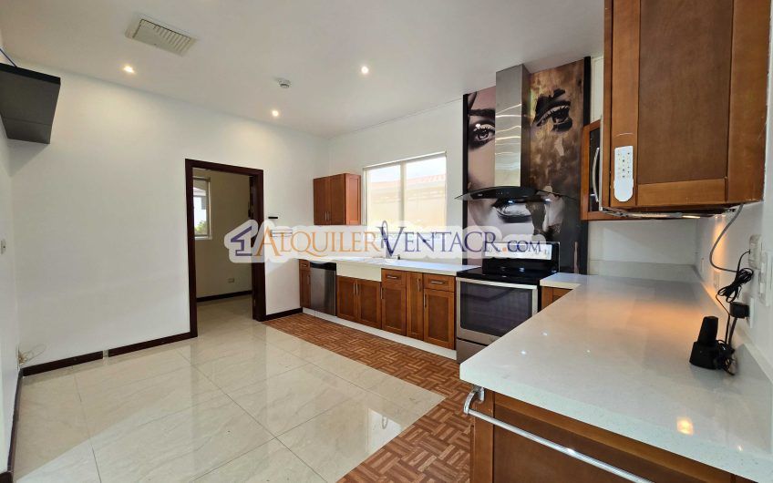 Apartamento en 1er nivel con terraza en San Rafael Escazú x Country Club