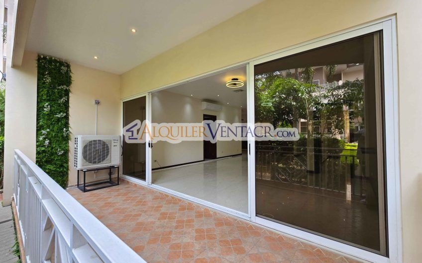 Apartamento en 1er nivel con terraza en San Rafael Escazú x Country Club